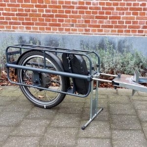 een elektrisch aangedreven bagagekar zonder fietszakken met batterij en sturing