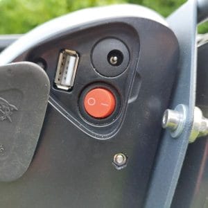 batterij 36V met USB-aansluiting gemonteerd op een elektrisch aangedreven fietskar