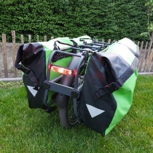 elektrisch aangedreven fietskar met fietstassen en achterlicht voor fietsvakantie