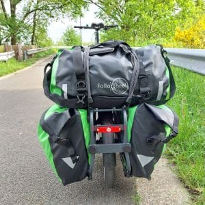 roundbag gemonteerd met snelbinders op een elektrisch aangedreven fietskar of bagagekar